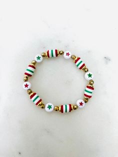 Christmas Clay Bead Bracelet Ideas, Bracelet Name, Adult Jewelry, Jewerly Diy, Bracelet Christmas, Christmas Clay, Custom Bracelet, Christmas Bracelet, Bracelet Diy