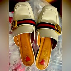 Gucci Mules Size 35.5 Designer White Leather Mules, Luxury Cream Mules, Designer White Slip-on Mules, Luxury White Round Toe Mules, Luxury White Mules With Round Toe, Designer White Flat Heels, Gucci White Formal Sandals, White Gucci Sandals For Formal Occasions, White Gucci Formal Sandals