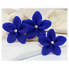 Hand sculpted blue flower hair pins available in several shades with rhinestone centers (or imitation pearls).   Approximately 1 1/4 inch and securely wired to hair pin.  No glue used. Created with a durable and water-resistant clay. Choose from a variety of hair pins.  -Flower diameter - 1 1/4 inch This item is made-to-order. Listing photos are for example. COLOR SAMPLE CARDS Require a color match? Colors may appear slightly different on screen than in person. If you require a color match, purchasing a color sample card is strongly recommended. ●Polymer Clay Color Sample Card: https://www.etsy.com/listing/536794301 ●Rhinestone Color Sample Card: https://www.etsy.com/listing/824722539 METALS ●Titanium - Hypoallergenic. Grade 1, commercially pure, nickel-free, corrosion-resistant. A non-rea Blue Flowers Images, Blue Flower Pictures, Blue Wedding Hair, Flower Hair Pins, Bridesmaid Hair Accessories, Rustic Wedding Flowers, Hair Flowers, Bridal Hair Flowers, Wedding Hair Flowers