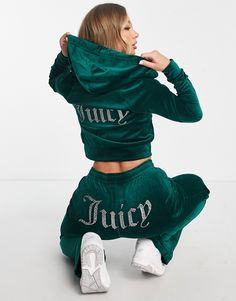 Hættetrøjer og sweatshirts fra Juicy Couture Del af sæt Joggingbukser sælges separat Hætte med løbesnor Raglanærmer Rhinstensudsmykkede logodetaljer Sidelommer Normal pasform Juicy Set Outfit, Juicy Set, Green Juicy Couture, Juicy Couture Track Suit, Juicy Couture Clothes, Fluffy Sliders, 90s Shoulder Bag, Juicy Couture Tracksuit, Velour Hoodie