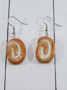 These honeybun earrings look so real, they will have you wanting to go buy a box! Crazy Earrings, Honey Bee Earrings, Funny Earrings, Earrings Aesthetic, Weird Jewelry, Food Charms, Honey Buns, Food Earrings, Food Jewelry