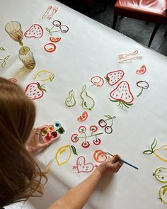 Drawn tablescape’s, bringing an “Italian summer feeling” - a styling trend we are hoping to see embraced this kiwi summer season 🖌️ Which is your favourite? . . Images sourced via @pinterest #wedding #tablescape #weddingstationery #nzweddings #weddingsigns #weddingdesign #summerwedding Painted Table Cloth Ideas, Wedding Arts And Crafts, Paint Bridal Shower Theme, Birthday Decorations Homemade, Painting On Craft Paper, Paper Tablecloth Drawing, Market Table Set Up, Napkin Painting