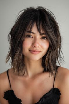 Dive into these stylish and modern short hair with bangs ideas to transform your look with texture and movement. Medium Short Hairstyle Women With Bangs, Medium Hair With Bangs Round Face, Full Bangs Short Hair, Short Hairstyle With Bangs Women, Short Cut With Bangs, Short Hair With Bangs Ideas, Shoulder Length With Bangs, Modern Bangs, Modern Short Hair