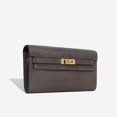 Created and designed for actress and Princess of Monaco, Grace Kelly, the bag received its claim to fame when the Princess was supposedly using her bag to shield her baby bump from the paparazzi. Available in the Wallet To Go version, the Kelly To Go possesses all of the luxury and charm of the bag, but in smaller, on the go form. SPL Exterior Graphite Matte Alligator exterior Gold hardware Hermès logo stamp Twist lock close Removable shoulder strap U Stamp - 2022 production Brand new condition Kelly To Go Wallet, Kelly To Go, Princess Of Monaco, Claim To Fame, Pocket Cards, Black Caviar, Dior Shoes, Baby Bump, Grace Kelly