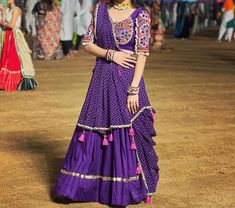 Latest Chaniya Choli Design For Navratri, Chaniya Choli Blouse Design, Gamthi Chaniya Choli, Dandiya Dress, Navratri Outfits, Choli Blouse Design