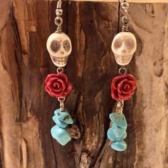 Handmade Red Rose Turquoise Chip Beads Skull Skull Bead Earrings, Day Of The Dead Beaded Jewelry Gift, Multicolor Bohemian Skull Jewelry, Bohemian Handmade Skull Earrings, Bohemian Skull Earrings For Gifts, Halloween Jewelry Diy Ideas, Handmaid Jewelry, Skull Bead Jewelry, Halloween Jewelry Diy