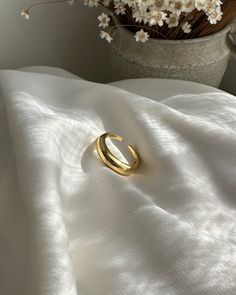 El anillo en forma de cúpula Alana es el anillo minimalista perfecto que es elegante y se puede usar solo como una pieza llamativa. Con su diseño simple; imprescindible para cada ocasión.
 dale estilo solo o apílalo con otros anillos favoritos

 Tamaño : Ajustable

 Material :



 Plata de primera ley y plata bañada en oro de 18K.




 resistente al agua, hipoalergénico y sin níquel.



 empaquetado en un joyero con cajón ILLÁRI Everyday Gold Dome Ring Open Design, Everyday Gold Dome Ring With Open Shape, Modern Open Dome Ring For Everyday, Minimalist Dome Ring With Polished Finish, Minimalist Gold Dome Ring With Polished Finish, Minimalist Dome Ring With Polished Finish And Thick Band, Classic Wide Band Open Ring, Tarnish Resistant, Elegant Wide Band Rounded Ring As Gift, Minimalist Wide Band Open Ring For Formal Occasions