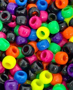 there are many different colors of plastic beads