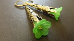 Flower earrings green dangle vintage brass by Dewdropsdreams, $11.00 https://www.etsy.com/listing/96295170/flower-earrings-green-dangle-vintage Green Flower Earrings, Flower Earrings Dangle, Buy Jewellery Online, Beading Jewelery, Blue Gift, Earrings Green, Green Flower, Emerald Earrings, Star Flower