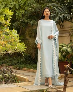 Eid Poses, Eid Outfits Pakistani, Ootd Indian, Pakistani Kurta Designs, Design Kurta, Beautiful Casual Dresses, Womens Trendy Dresses, Pakistani Fancy Dresses