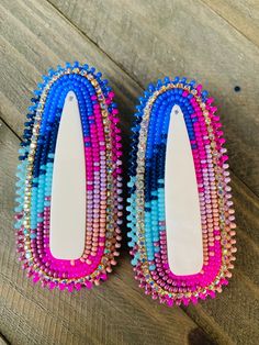 Made with size 11 Czech beads, rhinestone banding & on fingernail posts. Native Beading, Seed Bead Jewelry Patterns, Beaded Things, Beaded Earrings Diy, Handmade Earrings Beaded, Earrings Diy, Earrings Beaded