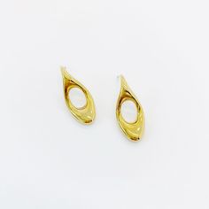 Ces boucles d'oreilles à tige de forme abstraite offrent une esthétique contemporaine et une finition polie en or ou en argent, vous permettant de montrer votre personnalité avec art. Le design exquis permet un look intemporel qui se démarque.

 • SPÉCIFICATION •


 Finition : Or ou Argent PVD 18 carats hautement poli

 Dimension : env. 30mmx13mm Couple Jewelry, Demi Fine Jewelry, Contemporary Aesthetic, Gold Earrings Studs, Silver Earrings Studs, Exquisite Design, Personalized Jewelry, Ring Earrings, Necklaces Bracelets