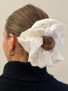 - Super oversized statement hair accessory - Lace detail - Elastic band for all hair types and thicknesses. Statement Hair Accessories, White Accessories Aesthetic, Fall 2024 Accessories Trends, Schruncies Aesthetic, Hair Accessories Aesthetic, White Hair Accessory, White Scrunchie, Statement Hair, Oversized Scrunchie