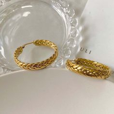 Set a trend with these vintage yet geometrically modern Wheat Hoops. The woven wheat design is handcrafted on stainless steel with gold plating. These earrings are so versatile that they can be worn for everyday use, a day at the office, or an evening out. Wheat Hoop Details: Metal Stainless Steel with 18K Gold Plating Hypoallergenic, Tarnish-free Perfect your Parure by pairing these Wheat hoops with our Wheat Cuff bangle and Gold Wheat Ring. Luxury Gold Plated Chandbalis For Women, Gold Earrings Aesthetic, Unique Gold Jewelry Designs, Simple Gold Earrings, Gold Earrings Models, Modern Gold Jewelry, Gold Jewelry Stores, Gold Bride Jewelry, Gold Rings Fashion