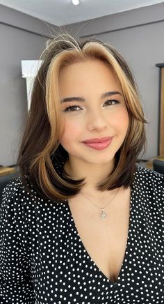 Medium Square Haircut, Hairstyle For Round Face 2023, Hair Cuts For Chubby Faces Plus Size Medium, Layers Around Face Short Hair, Haircut For Slim Face For Women, Short Haircut For Women With Round Faces, Lob Haircut For Round Face Plus Size, Lob Haircut Round Face Shoulder Length, Med Length Hairstyle Women Round Face