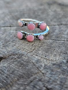 Wrap your finger in the beauty of the ocean with our Six Shell Wrap Around Ring. Made with six stunning pink conch shells, this ring brings the calming and soothing energy of the sea to your everyday look. Perfect for anyone who loves beachy vibes and unique jewelry. Wrap Around Rings, Conch Shell Jewelry, خواتم خطوبة, Wrap Around Ring, Western Rings, Conch Shells, Pink Stone Rings, Beachy Vibes