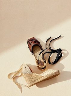 Neutral Flatlay, Cute Lighting, Laydown Photography, Simple Still Life, Shoe Styling, Simple Fashion Outfits, Fashion Shooting, Product Styling