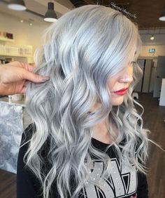 Silver Wavy Hairstyles with Long Hair - Women Hair Styles Silver Grey Hair Color, Platinum Silver Hair Color, Edgy Blonde Hair, Hair Color Silver, Long Grey Hair, Grey Hair Color Silver, Beige Blond, Dyed Hair Pastel, Silver Blonde Hair