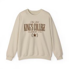 Varsity jumper King's College New York Hamilton Musical 1776 Each item is printed to order, meaning you're shopping more sustainably🌍 FREE UK DELIVERY🇬🇧 If you're shopping from anywhere else in the world and the postage price looks scary, please message me and I'll find a print provider closer to you to reduce costs - 50% cotton and 50% polyester - Tear-away label - Made using 100% ethically grown cotton - OEKO-TEX-certified dyes with low environmental impact 💖If you have any queries please Logo Print Sweatshirt For Campus In Fall, Collegiate Logo Print Sweatshirt For Fall, College Long Sleeve Logo Print Sweatshirt, Long Sleeve Logo Print Sweatshirt For College, College Long Sleeve Sweatshirt With Logo Print, Collegiate Long Sleeve Graphic Sweater, Cotton College Sweater With Logo Print, College Logo Print Sweatshirt For Fall, Collegiate Long Sleeve Sweater With Graphic Print