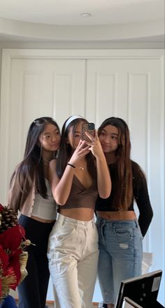 Friend Mirror Poses, Best Friends Photo Ideas Mirror, Trio Pictures Mirror, Bff Mirror Selfie, Bff Pictures In Mirror, Stile Hijab, Group Of Friends, Crazy Girls, Korean Outfits