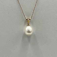 This Is A Wonderful Vintage 14kt Yellow Gold White Pearl And Diamond Necklace Stamped 14kt Fic The White Pearl Measures Approximately 7.2 Mm X 8.8 Mm And Has A Beautiful Luster. The Diamond Chip Measures Approximately 1.5 Mm In Diameter. Total Weight Is 1.28 Grams This Necklace Measures Approximately 19" Yellow Gold Pear-shaped Necklace With Pearl Pendant, Vintage Yellow Gold Pearl Necklace Gift, White Pearl Charm Gold-plated Necklace, Vintage Yellow Gold Pearl Pendant Necklace, Gold-plated Yellow Gold Pearl Necklace With Pearl Charm, Pearl And Diamond Necklace, Classic Necklace, Pearl White, Womens Jewelry Necklace