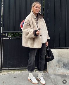 Tank Sweater Outfit, Isabel Marant Nowles Boots Outfit, Oversize Outfits Woman, Warm Fashion Outfits, White Jumper Outfit Winter, Petite Oversized Outfits, 2025 Fashion Trends Winter, Casual Shopping Outfit Winter, Winter Outfits Doc Martens