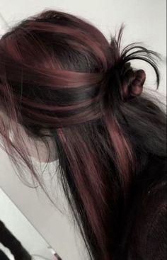 L o r e e e h h Black Hair With Strawberry Highlights, Hair Dyes For Brunettes, Colours To Dye Dark Brown Hair, What Color Goes With Black Hair, Hair Color Ideas 2 Colors, Box Dye Ideas, Colored Highlights In Dark Brown Hair, Subtle Colored Highlights, Dark Brown Hair With Cherry Undertones