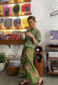 Mix Match Pattern Outfits, Colorful Simple Outfits, Spring 25 Fashion Trends, European Work Outfits, Artist Fashion Aesthetic, Artsy Chic Outfit, Whimsical Work Outfit, Colorful Maximalist Outfit, Portugal Fashion Summer