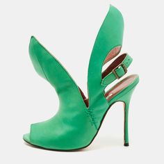 These Sandals Will Frame Your Feet In An Elegant Manner. Crafted From Quality Materials, They Display A Classy Design And Comfortable Insoles. Manolo Blahnik Green, Shoes Manolo Blahnik, Blahnik Shoes, Classy Design, Manolo Blahnik Shoes, Green Leather, Ankle Strap Sandals, Manolo Blahnik, Strap Sandals