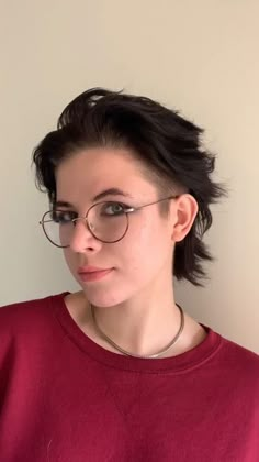 Shoulder Length Hair Mullet, Hairstyles With Round Face, Lesbian Haircut Round Face, Short Nonbinary Haircuts, Shag Undercut, Nonbinary Hair Straight, Short Hair Cuts Nonbinary, Short Hairstyles Nonbinary, Nonbinary Hair Undercut