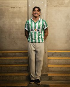 Soccer Jersey Outfit, Summer Shoes 2023, Jerseys Outfit, Hector Bellerin, Football Jersey Outfit, Jersey Fashion, Shirt Outfit Men, Outfit Retro, Vintage Football Shirts