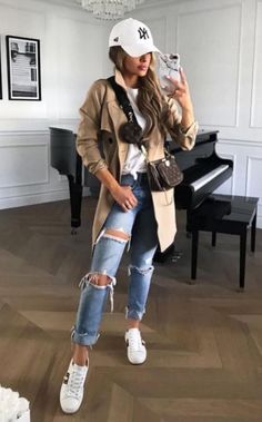 Cute Outfits With Baseball Caps Winter, Woman Baseball Cap Outfit Casual, Women’s Baseball Hat Outfits, Winter Outfit Baseball Cap, Baseball Cap Women’s Outfit, Gucci Sneakers Outfit, Sneakers Outfit Spring, Looks Jeans