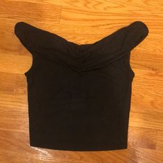 Silence+Noise Black Off Shoulder Crop Top Size S Nwt Excellent Condition Never Worn Black Off Shoulder Crop Top, Urban Outfitters Tank Top, Urban Tees, Sports Crop Tops, Cotton Camisole, Bodice Top, Purple Tank Top, Black Off Shoulder, Off Shoulder Crop Top