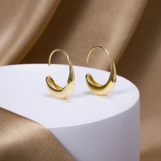 Jewellery Photo, Glamour Jewelry, Dainty Hoop Earrings, Drop Design, Free Earrings, Timeless Accessories, Gold Hoop, Silver Hoop Earrings, Jewelry Trends