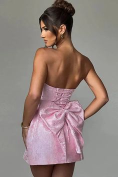 This elegant mini dress features a backless design with a bow detail, off-shoulder and strapless sleeveless style, and a flattering bodycon fit. Ideal for formal occasions or out where sophistication meets contemporary fashion. Details: Elasticity: Slight Stretch Fabric Type: Polyester Silhouette: STRAIGHT Neckline: Strapless Material: Polyester Material: SPANDEX Size (IN) Bust Waist Length S 32.68-34.25 29.92 25.98 M 34.25-35.83 31.50 26.77 L 36.61-38.19 33.86 27.56 Birthday Dress Women, Elegant Mini Dress, Butterfly Knot, Strapless Mini Dress, Pink Mini Dresses, Sleeveless Mini Dress, Waist Length, Birthday Dresses, Contemporary Fashion