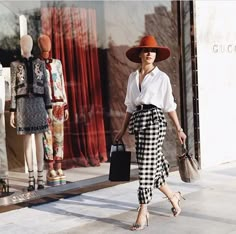 Mode Shoes, Gingham Fashion, Color Blocking Outfits, Fashionista Clothes, Long Dress Casual, Outfits With Hats, Petite Fashion