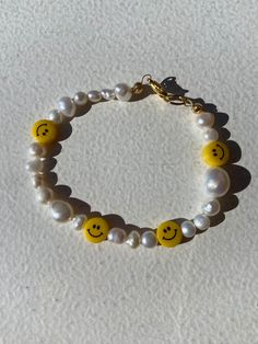 Cute and happy bracelet made of freshwater pearls and smiley faces beads. Perfect as a gift or to treat yourself  Size is 17 cm but if you want a different size just let me know! Thank you for stopping by and don't forget to check my shop for more unconventional jewelry  Have a wonderful day  Veronica Unconventional Jewelry, Happy Bracelet, Bracelets Hippie, Bracelets Pearl, Hippie Bracelets, Smiley Faces, Handmade Jewelry Gift, Happy Face, Boho Stil