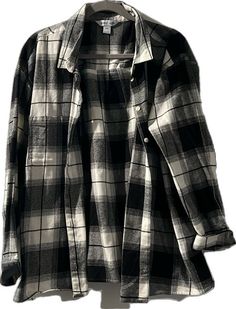 Oversized Black Button-up Flannel Shirt, Oversized Black Flannel Shirt For Winter, Oversized Black Flannel Top, Trendy Black Flannel Top, Black Relaxed Fit Flannel Top, Oversized Black Flannel Shirt For Fall, Trendy Black Cotton Flannel Shirt, Long Flannel, Plaid Shirt Women