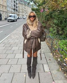 2025 Outfit, Early Fall Outfits, Skandinavian Fashion, Faux Leather Coat, Chique Outfits, Fall Inspo, Belted Jacket, Fall 24