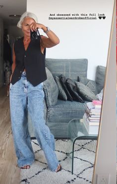 Vest And Jeans Outfits For Women, Women In Their 50s Aging Gracefully, 50 Year Old Women Fashion, Edgy Chic Fashion, Western Outfits, Denim Outfit, Outfits Casuales, Look Fashion