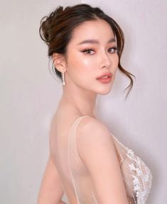 Soft Ethereal Bridal Makeup, Asian Wedding Hairstyles, Korean Wedding Makeup, Grad Makeup