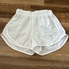 Womens White Nike Shorts Size Xs. They Are Like New Without Tags Except They Do Have The Underwear Lining Cut Out Of Them. Nike White Shorts, White Gym Shorts, Birthday Gifs, White Nike Shorts, Nike Clothes, Track Star, Nike Shorts Women, July Outfits, Back To School Fits