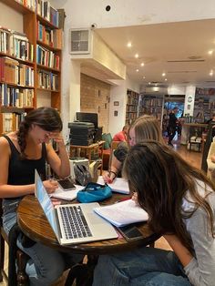 Study Together Aesthetic, Women Studying Aesthetic, Good Grades University Aesthetic, Classroom Aesthetic College, College Classes Aesthetic, Happy College Life, Uni Lecture Aesthetic, Student Asthetic Picture, Student And Teacher Relationship