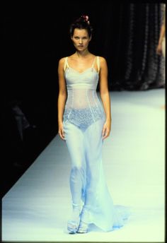 Spring Tumblr, Vintage Fashion 1990s, Runway Ready To Wear, Royalty Fashion, Chanel Fashion Show, 90s Runway Fashion, 90s Models, 1990s Fashion, Fashion Runway