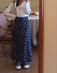 Navy Floral Skirt Outfit, Black And White Floral Skirt Outfit, Navy Outfit Aesthetic, 90s Long Skirt Outfits, Outfit Ideas Modest Casual, Blue Long Skirt Outfit, Modest Outfits Pants, Cute Modest Outfits Casual, Blue Midi Skirt Outfit