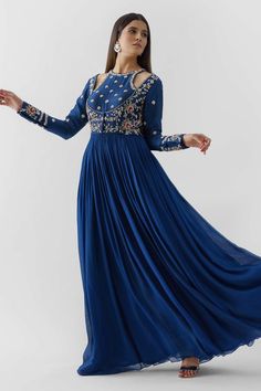 Simple Long Dress, Anarkali With Dupatta, Saree Wearing Styles, Fashion Show Dresses, Pakistani Dresses Online, Long Gown Design, Zardozi Embroidery, Embroidered Anarkali