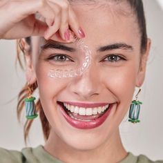 Comecei a usar aparelho transparente e esse foi o resultado » STEAL THE LOOK Dentist Ideas, Dentistry Design, Dental Pictures, Dental Photos, Female Dentist, Dental Logo Design, Dental Posts, Dental Aesthetics