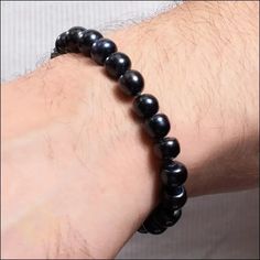 No hay necesidad de cosas llamativas. Esta pulsera de perlas de agua dulce deja que tu estilo brille de forma natural. Siéntete tranquilamente seguro: es como un buen par de jeans: clásicos, modernos y listos para cualquier cosa.
 Viste tu estilo con cautivadoras perlas de agua dulce en la exclusiva colección de joyería para hombre de BERML .
 Producidas comúnmente pero lejos de ser comunes, estas perlas cuentan con un espectro de formas, desde caprichosamente barrocas hasta casi perfectamente r Diamante Bracelet, Leather Choker Necklace, Eyebrow Piercing, Freshwater Pearl Bracelet, Body Piercings, Pearl Choker Necklace, Natural Stone Bracelets, Chain Choker Necklace, Pearl Choker