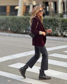 Discover 8 cool velvet blazer looks perfect for casual Christmas party outfits. Get inspired and elevate your seasonal wardrobe effortlessly with classy everyday outfits like this one with grey jeans, black combat boots and a trendy burgundy velvet blazer – it's perfect for the fall and winter months. Velvet Jacket Outfit, Casual Christmas Party, Combat Boot Outfit, Casual Christmas Party Outfit, Estilo Indie