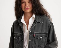 Our '90s Trucker Jacket makes an outfit. You'd be hard-pressed to find a jacket with an easier shape, more versatile weight or inherent sense of cool. Bonus: This throwback cut features a pitched silhouette for a distinctly ‘90s feel. An homage to our iconic Levi’s® Trucker Jacket;cut with a relaxed fit for a vintage look Constructed with a unique pitched '90s profile and two-flap pocket design Features rounded drop shoulders and sleeves Narrows at waist for old-school bubble look With backside Trina Outfits, Levis Outfit, Tencel Denim, Levis Denim Jacket, 90s Party, Black Levis, 90s Denim, Levis Jacket, Levis Denim